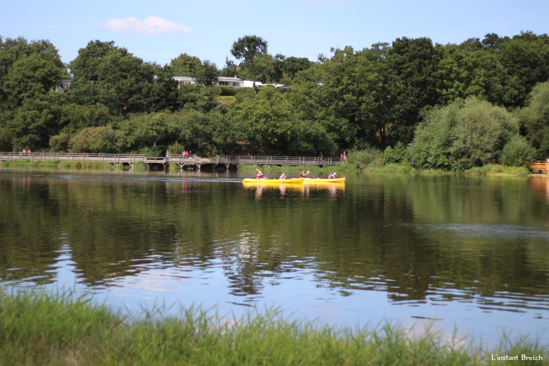 Certains font du kayak sur le lac