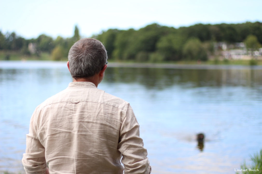 Le père face au lac