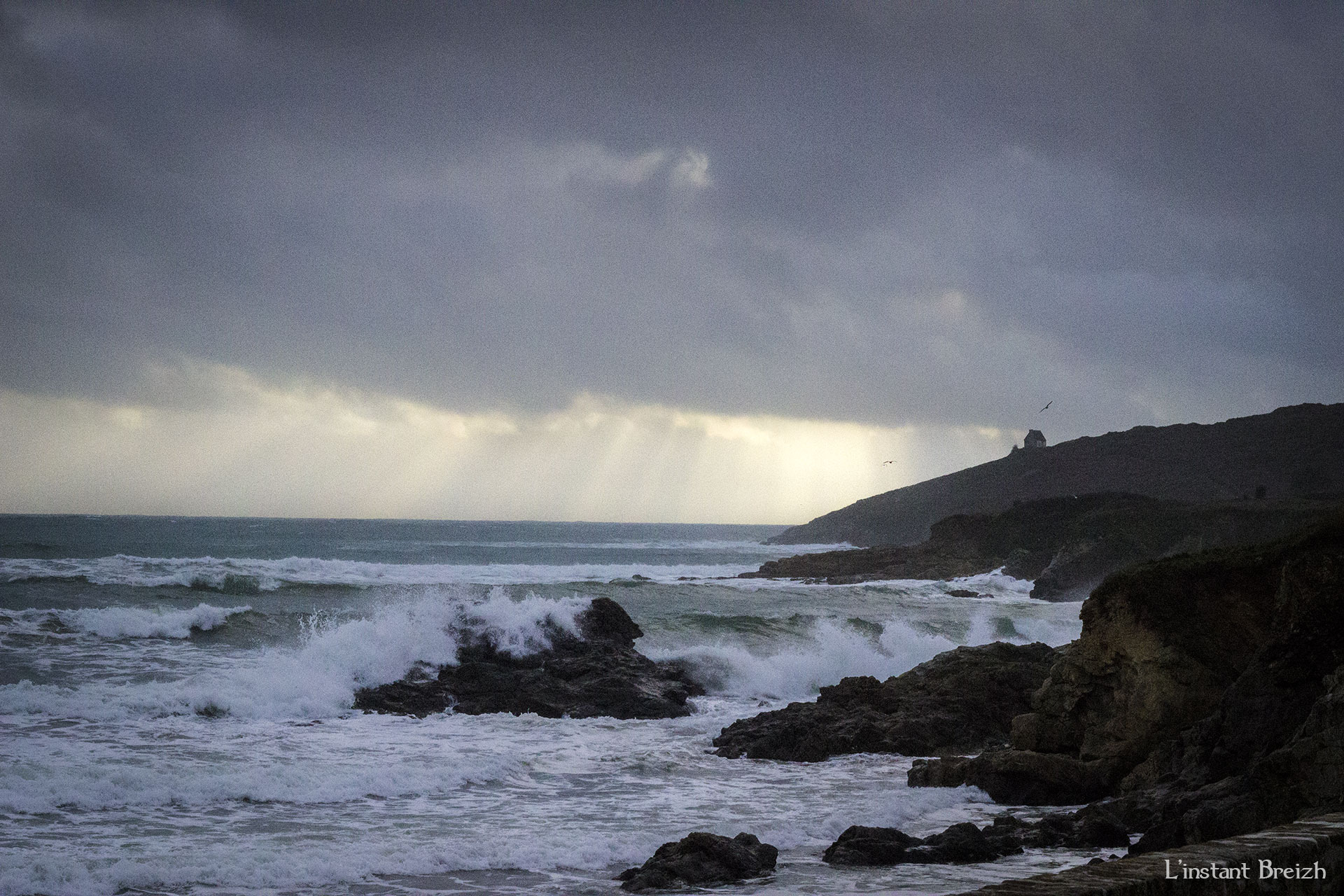 Plogoff rayons de soleil qui traversent les nuages